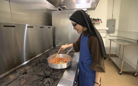 Chicago nun cooks divine Thanksgiving meal for the needy